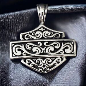 Elegant Silver Pendant with Intricate Design